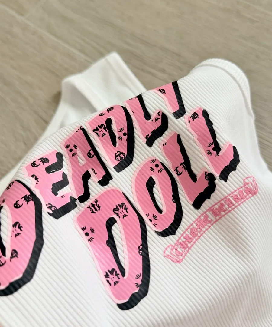 Принт Deadly Doll на белом платье-майке Chrome Hearts