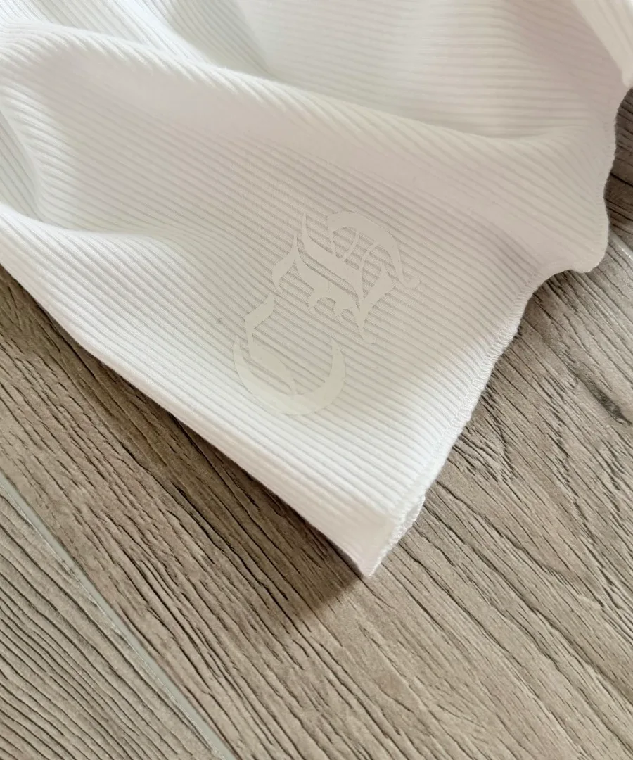 Тональный логотип CH на подоле белого платья-майки Chrome Hearts
