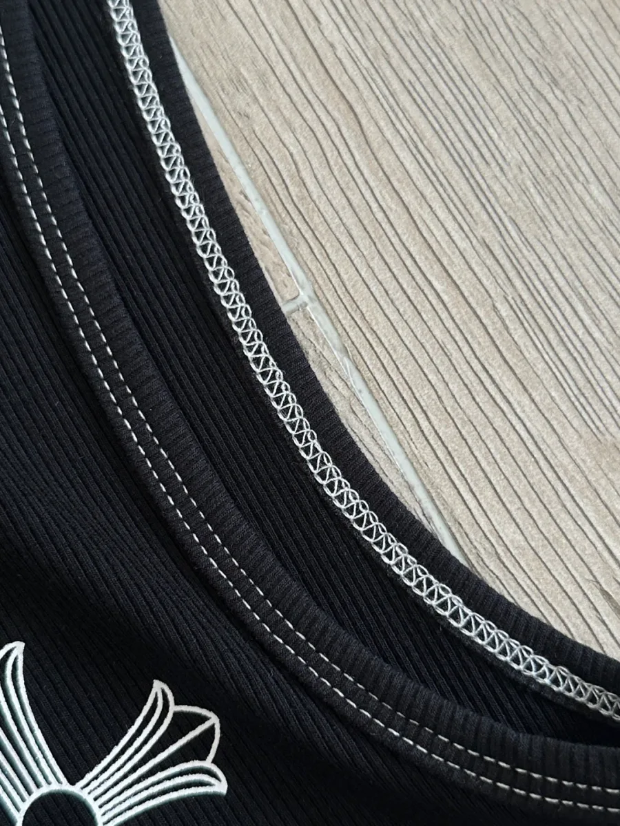 Крупный план горловины и швов майки Chrome Hearts