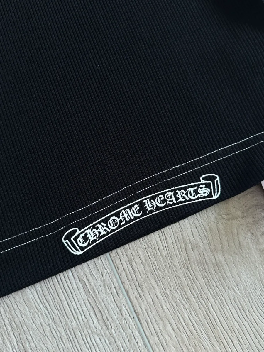 Принт с логотипом на нижнем крае майки Chrome Hearts