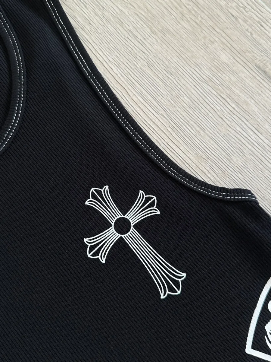 Деталь принта-креста на груди майки Chrome Hearts