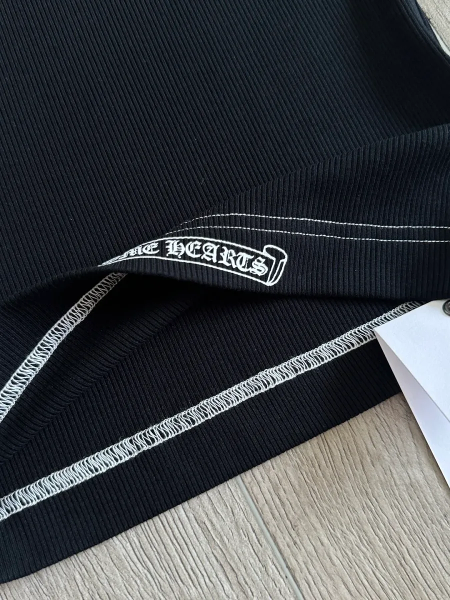 Нижний край майки Chrome Hearts с изнаночной стороны