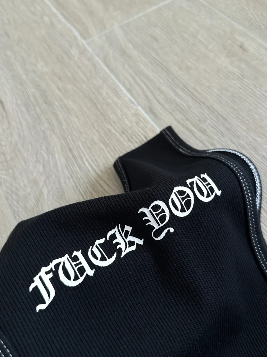 Деталь надписи FUCK YOU на горловине майки Chrome Hearts