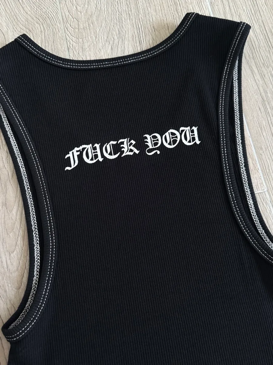 Принт FUCK YOU на горловине сзади майки Chrome Hearts