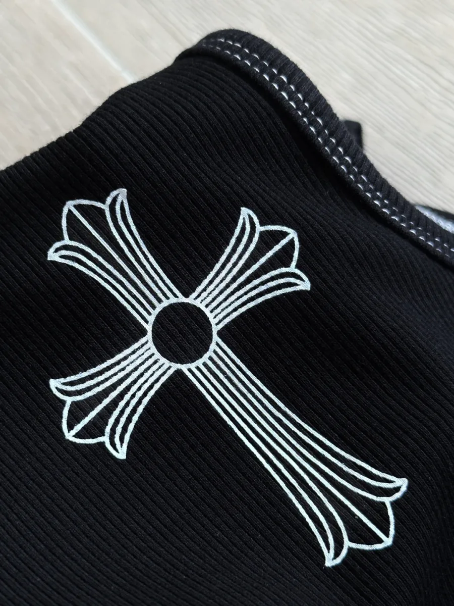 Принт в виде креста на груди майки Chrome Hearts
