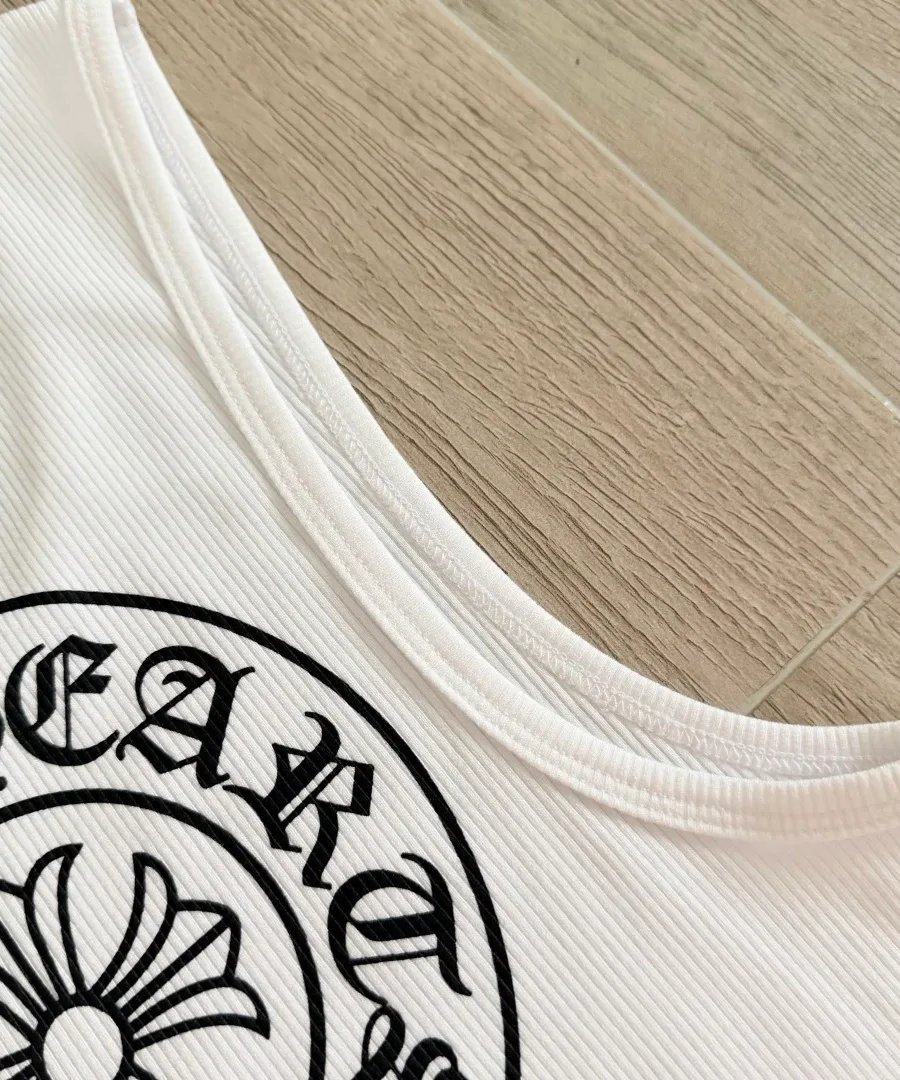 Деталь принта на спине белой майки Chrome Hearts
