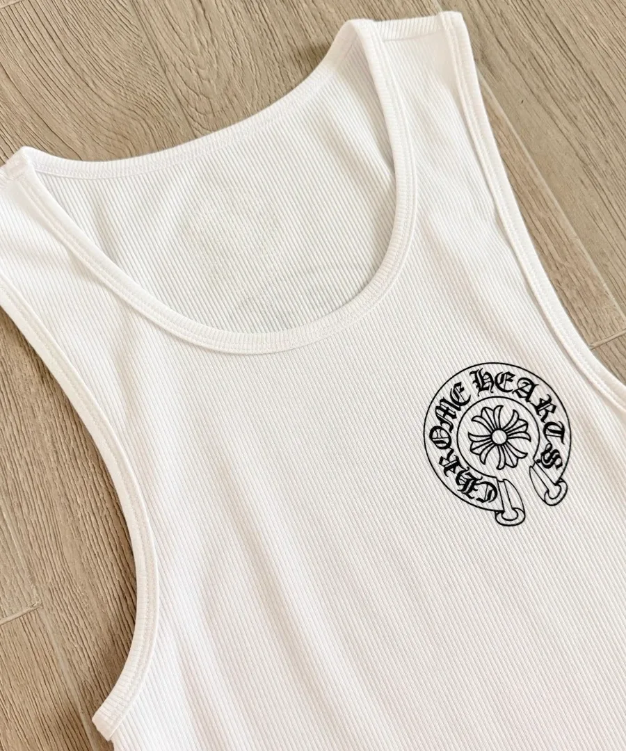 Принт на груди белой майки Chrome Hearts