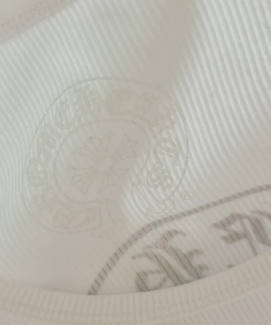 Внутренний принт на горловине белой майки Chrome Hearts