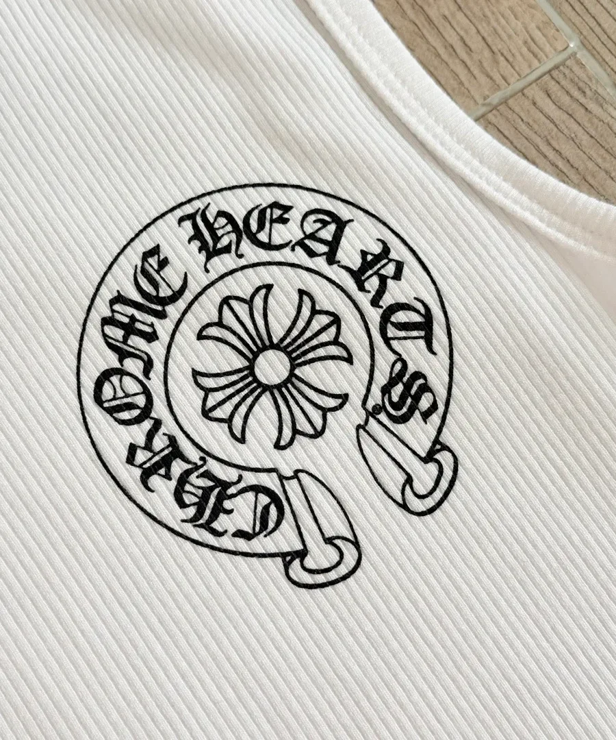 Деталь принта на груди белой майки Chrome Hearts