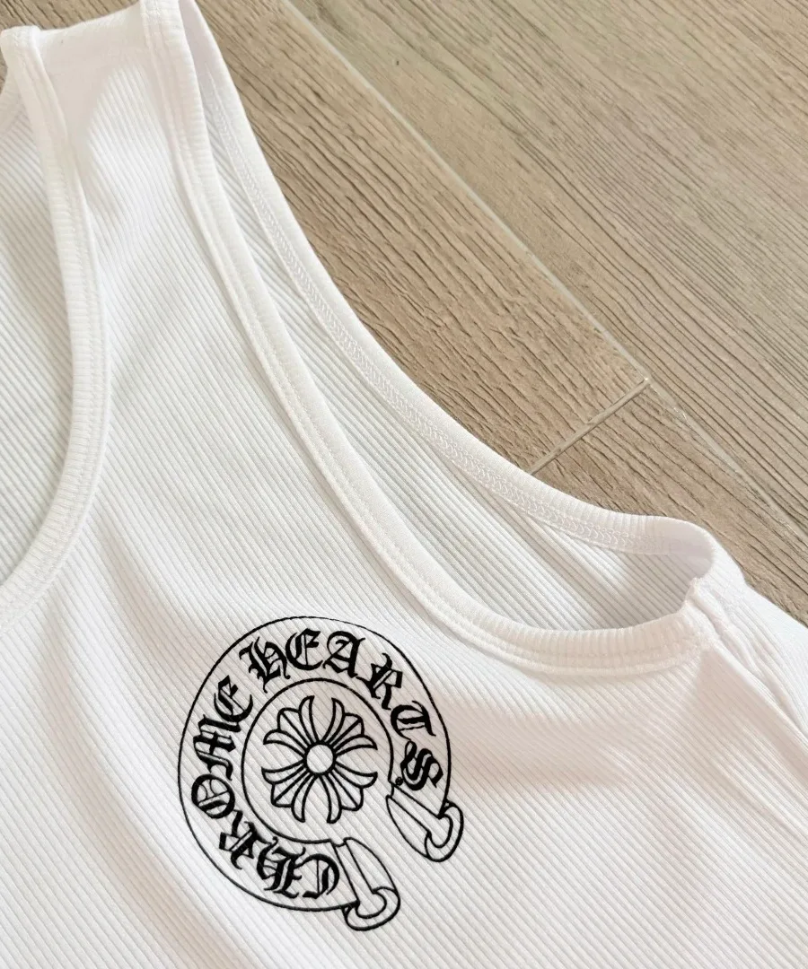 Крупный план принта на груди белой майки Chrome Hearts