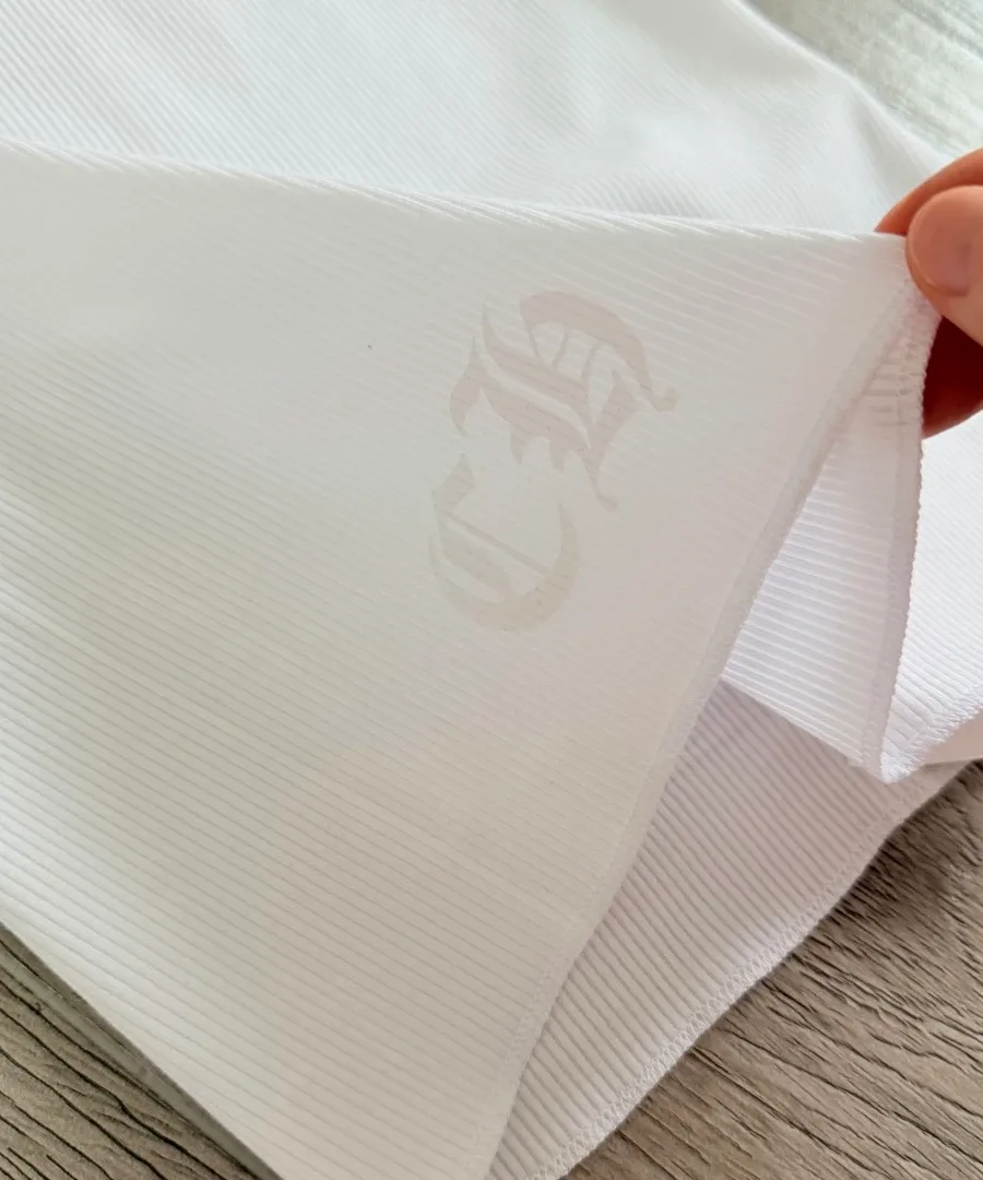 Принт CH на подоле белой майки Chrome Hearts