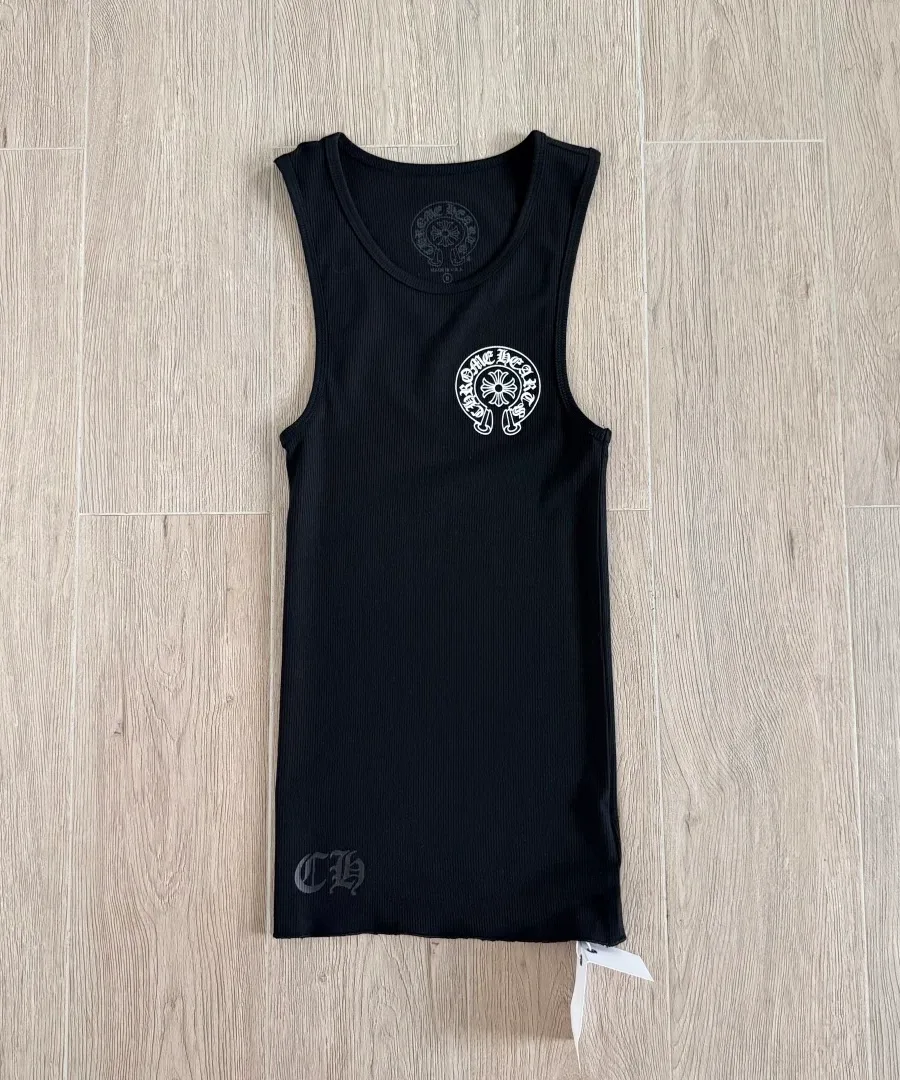 Принт на груди черной майки Chrome Hearts