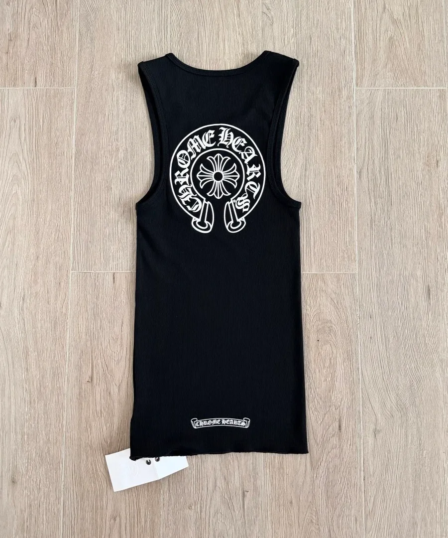 Деталь принта на груди черной майки Chrome Hearts