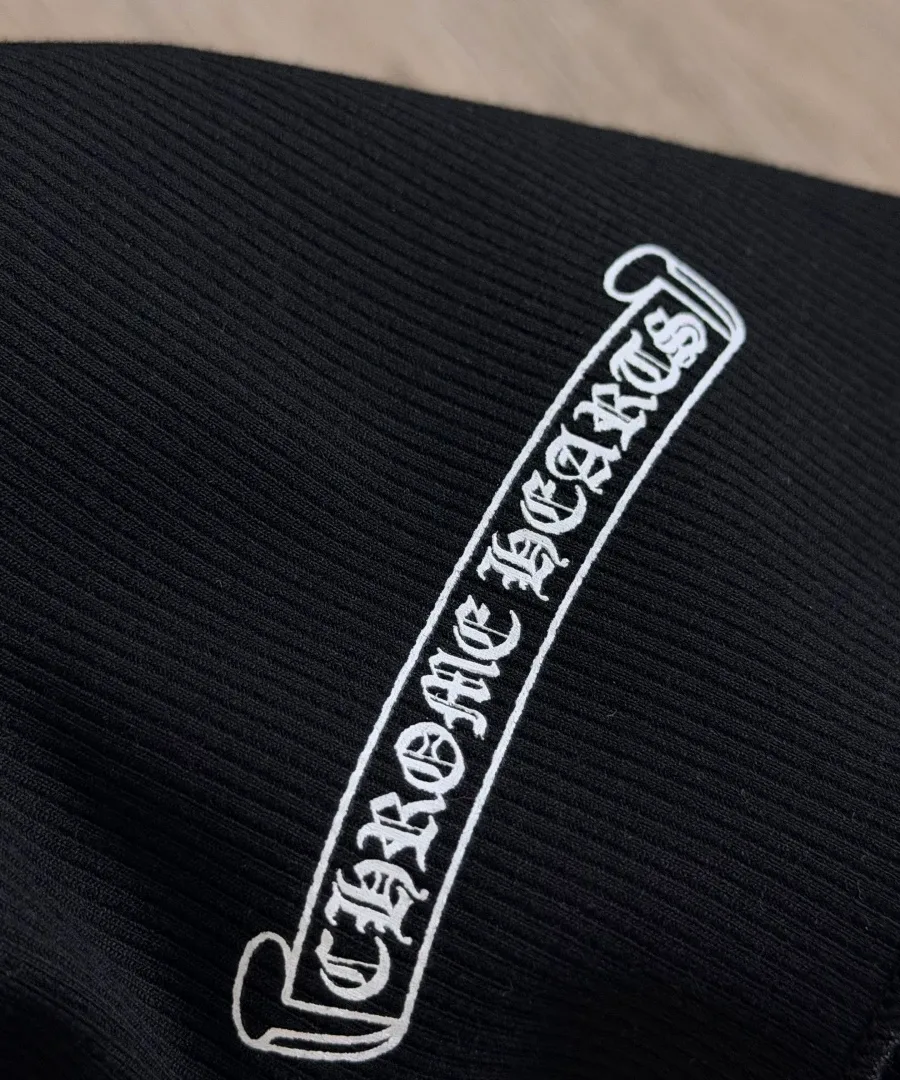 Черная майка Chrome Hearts под углом
