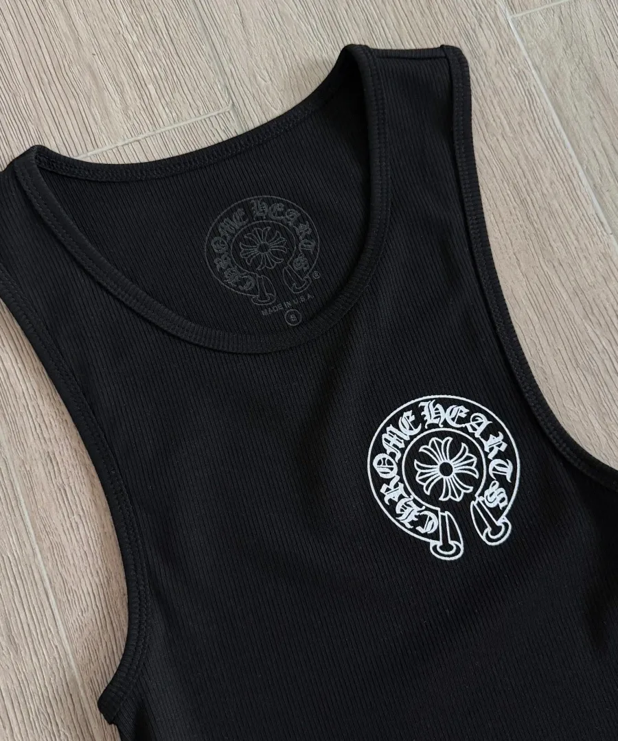 Внутренний принт на горловине черной майки Chrome Hearts