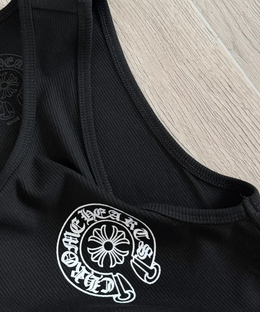Принт CH на подоле черной майки Chrome Hearts