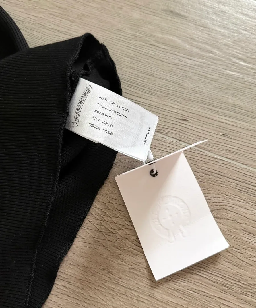 Принт Chrome Hearts на задней части подола черной майки