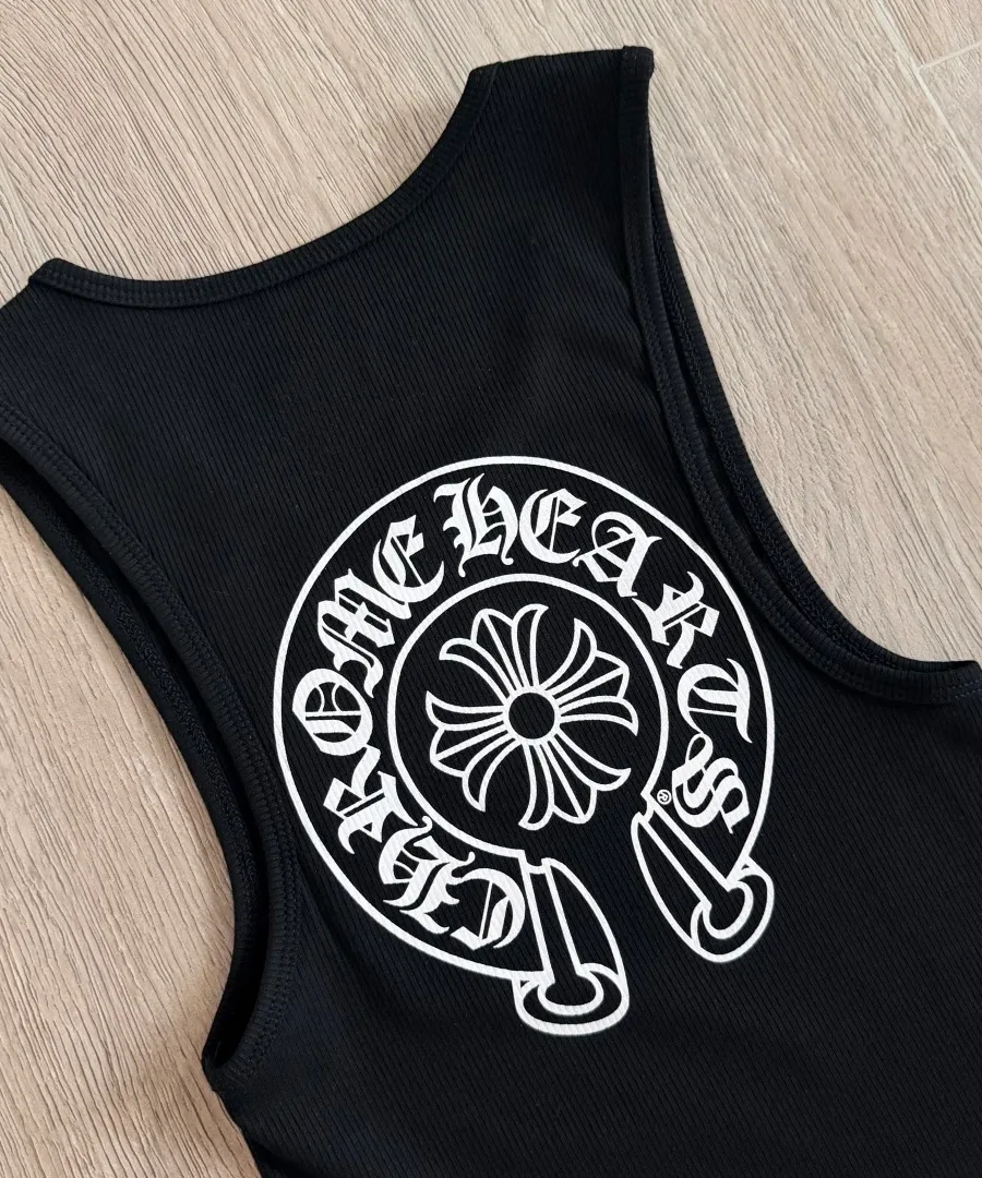 Деталь принта на спине черной майки Chrome Hearts