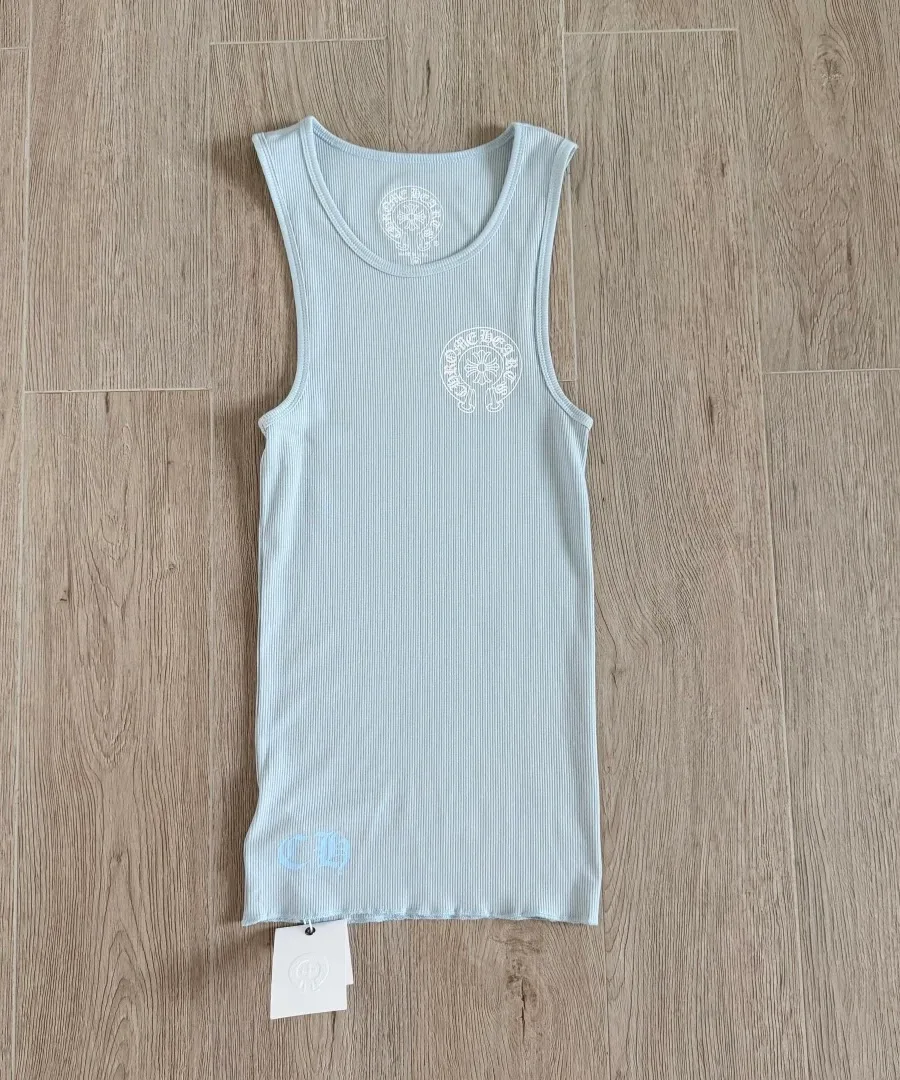 Принт на груди голубой майки Chrome Hearts