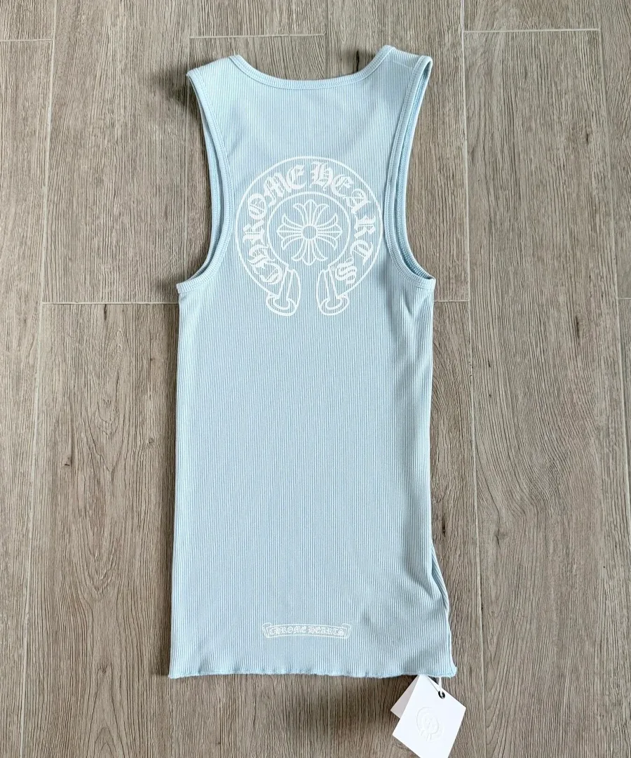 Деталь принта на груди голубой майки Chrome Hearts
