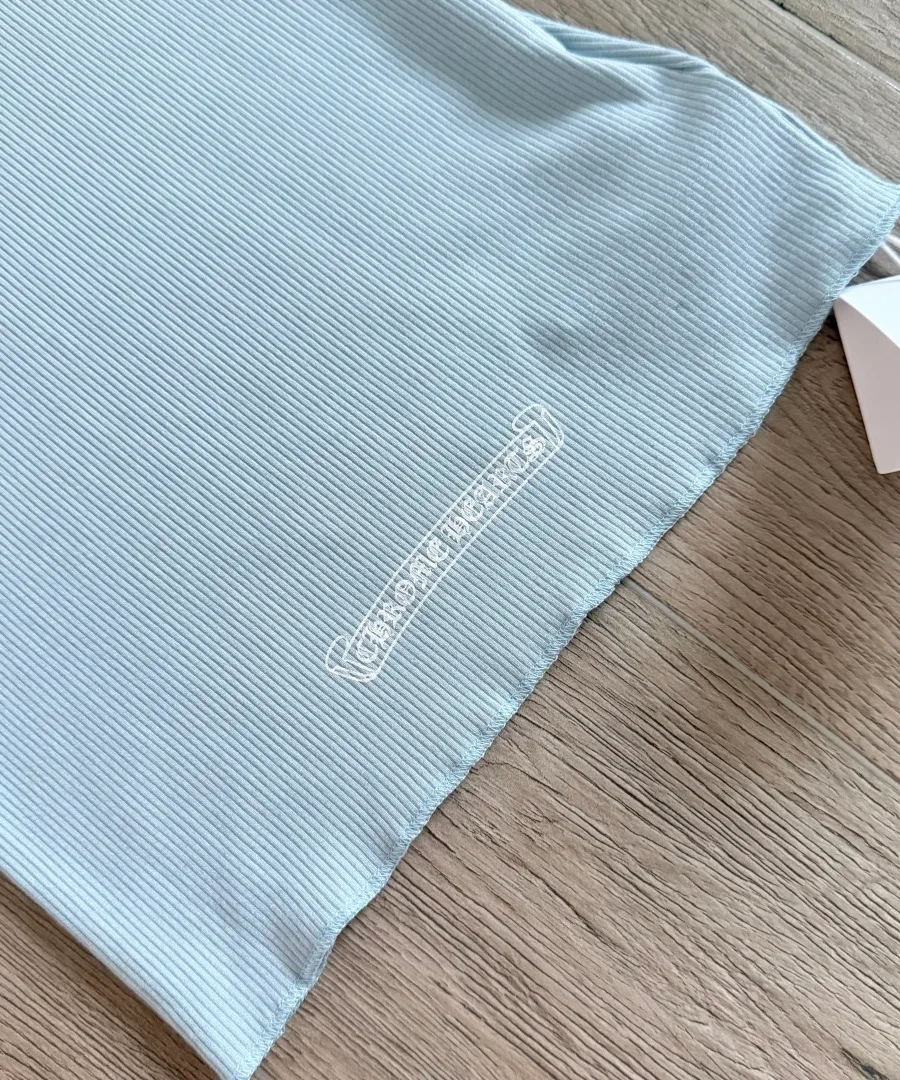 Крупный план принта на спине голубой майки Chrome Hearts