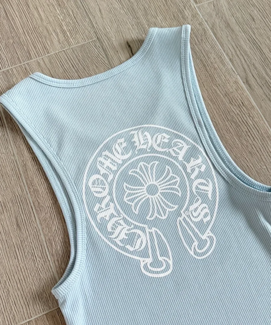 Голубая майка Chrome Hearts, вид спереди