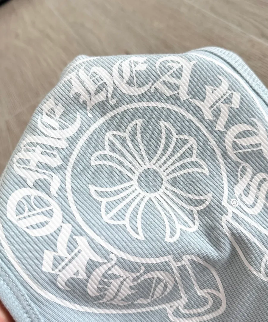 Голубая майка Chrome Hearts под углом
