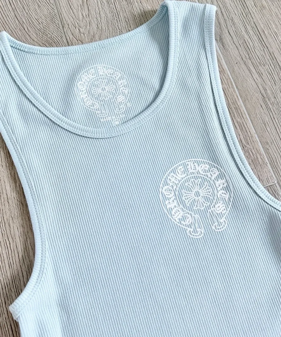 Крупный план принта на груди голубой майки Chrome Hearts