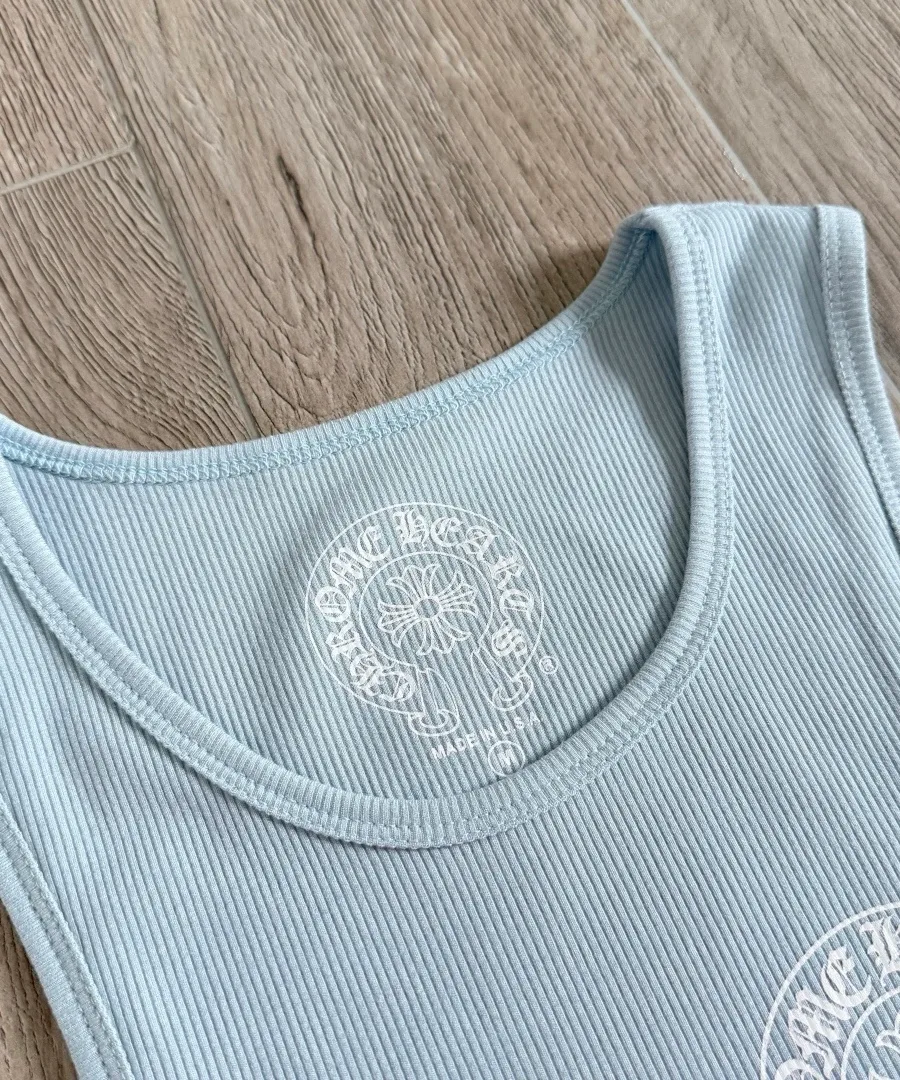 Текстура ткани и принт голубой майки Chrome Hearts