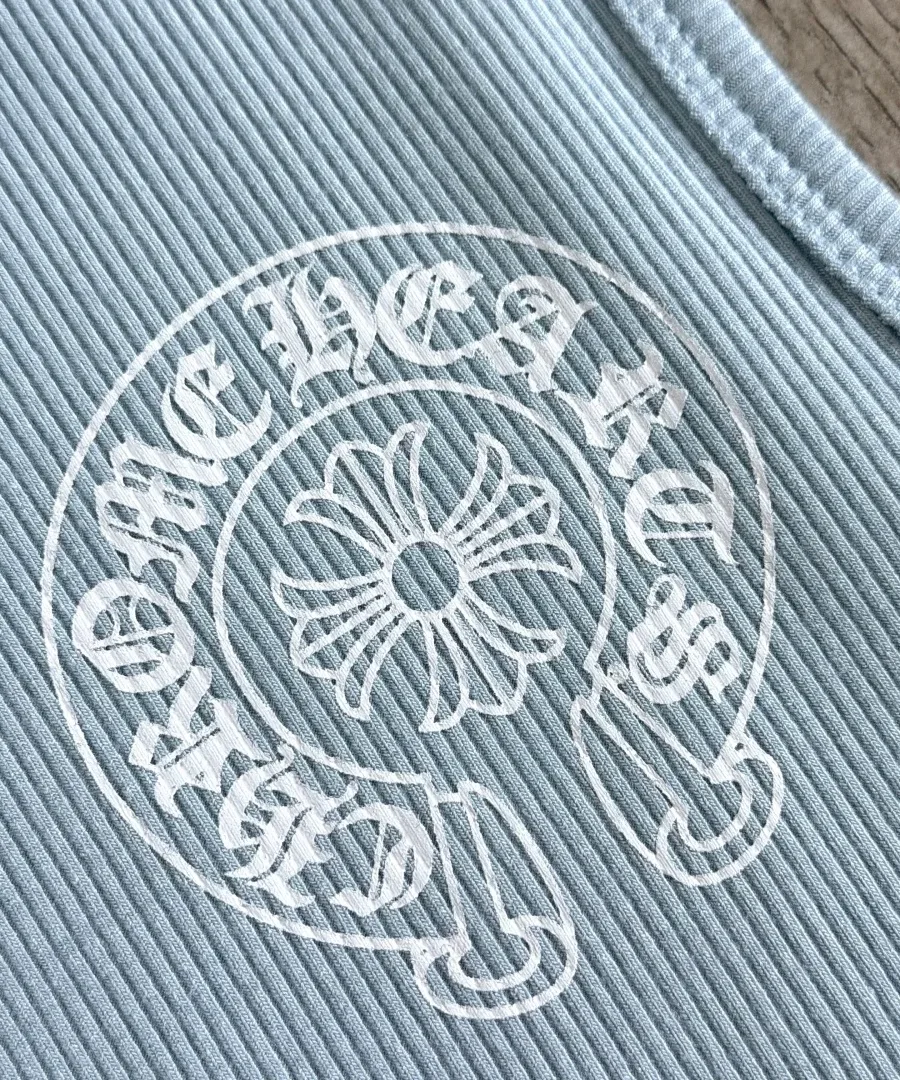 Деталь горловины и принта голубой майки Chrome Hearts