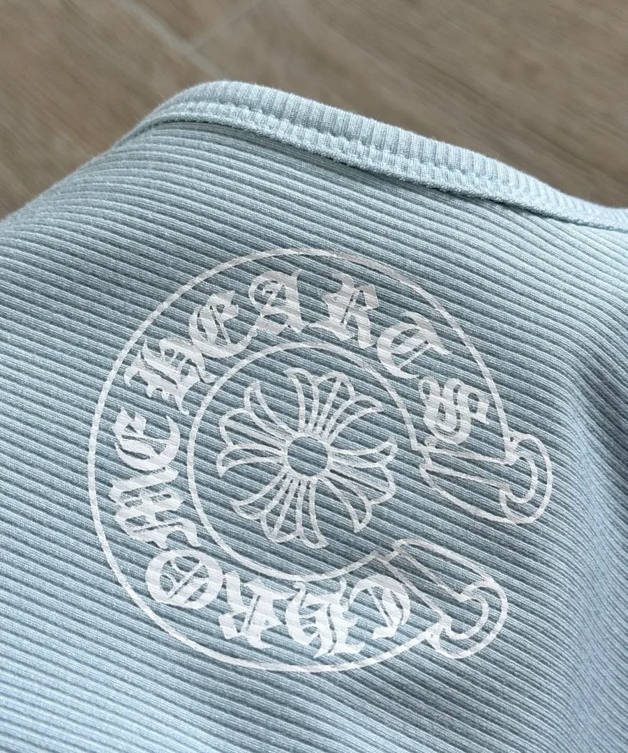 Принт CH на подоле голубой майки Chrome Hearts