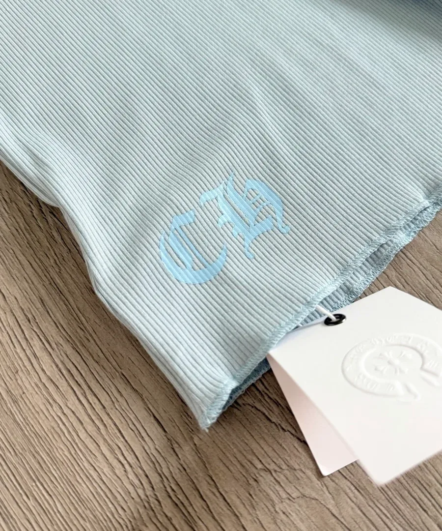Принт на спине голубой майки Chrome Hearts