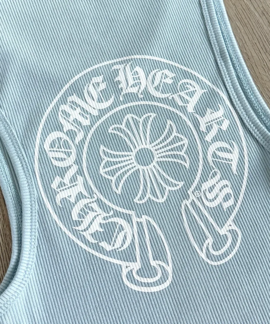 Деталь принта на спине голубой майки Chrome Hearts