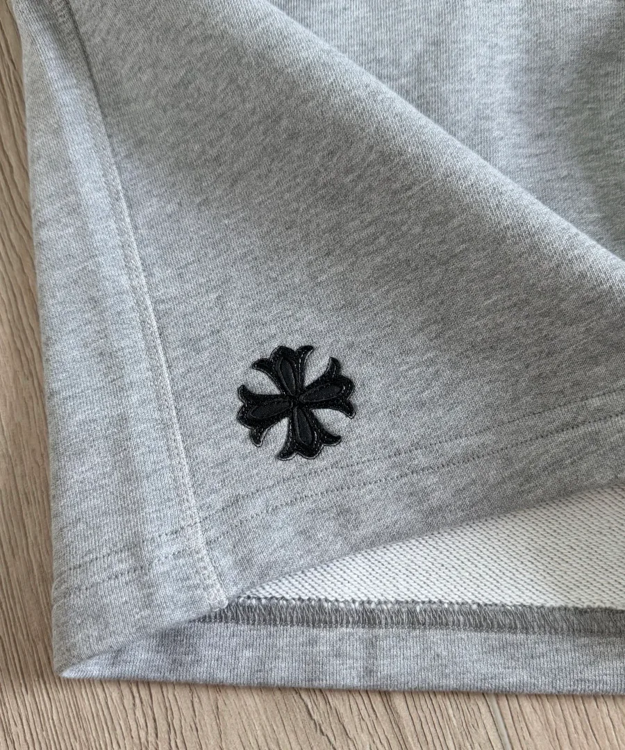 Кожаная нашивка в виде креста на шортах Chrome Hearts