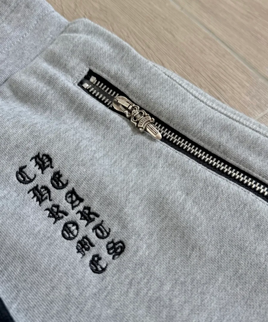 Вышивка Chrome Hearts готическим шрифтом