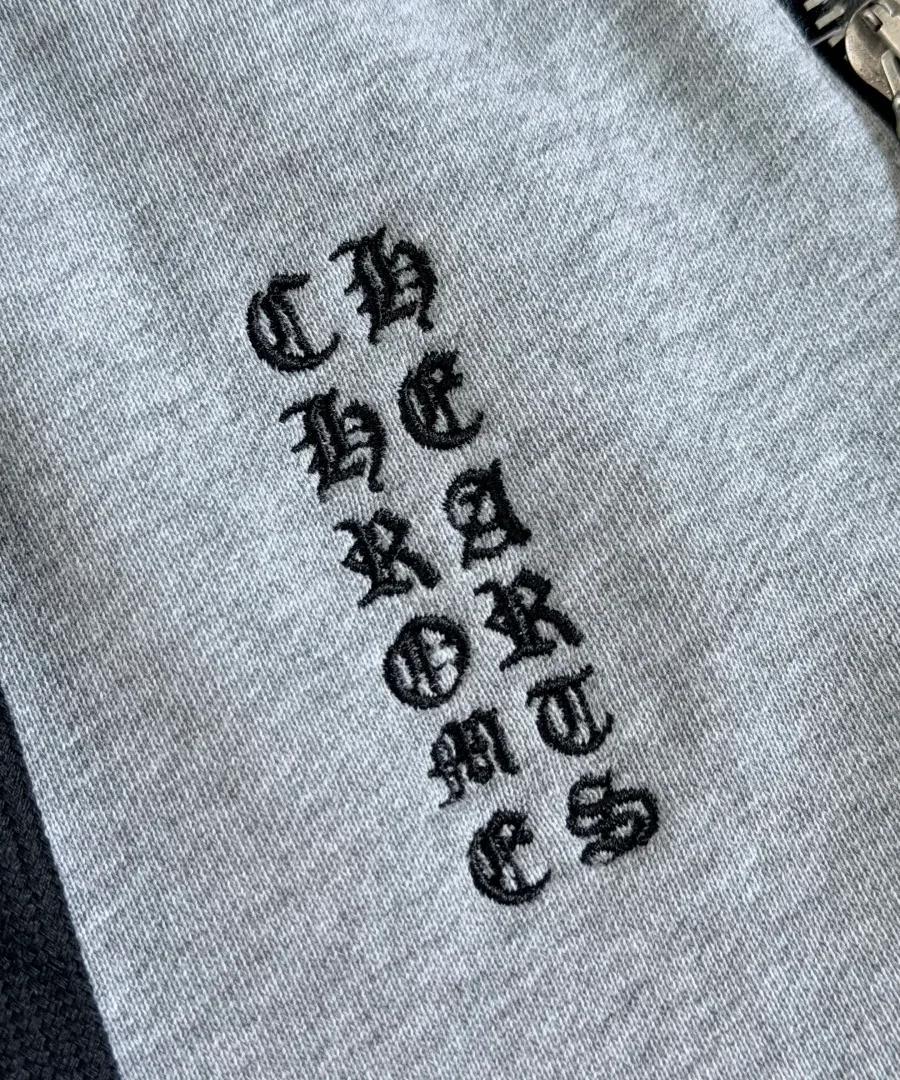 Вышивка названия бренда Chrome Hearts на ткани