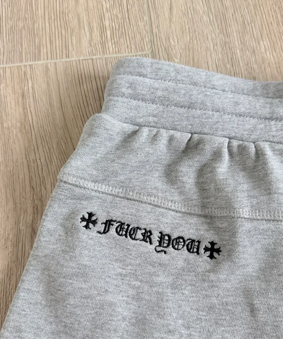 Вышивка Fuck You на задней части шорт Chrome Hearts