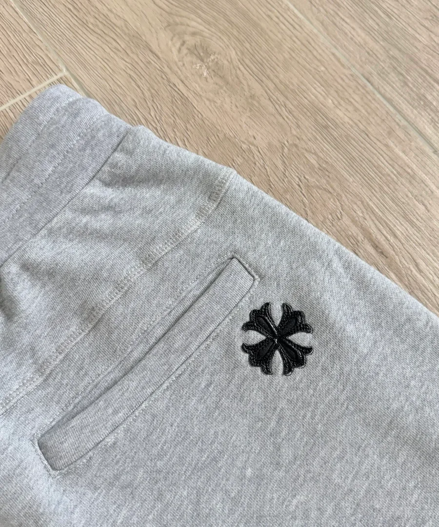 Задний прорезной карман и кожаный патч-крест на шортах Chrome Hearts
