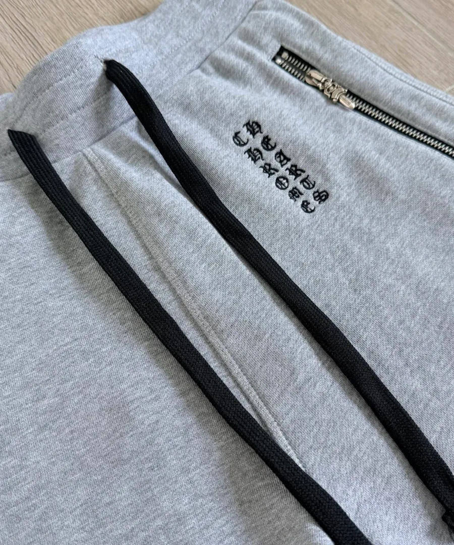 Деталь пояса и вышивки на шортах Chrome Hearts