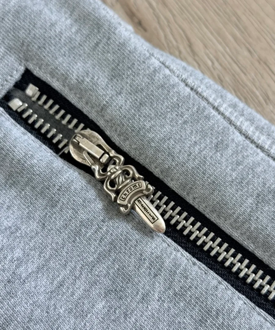 Металлический пуллер в виде кинжала на молнии шорт Chrome Hearts