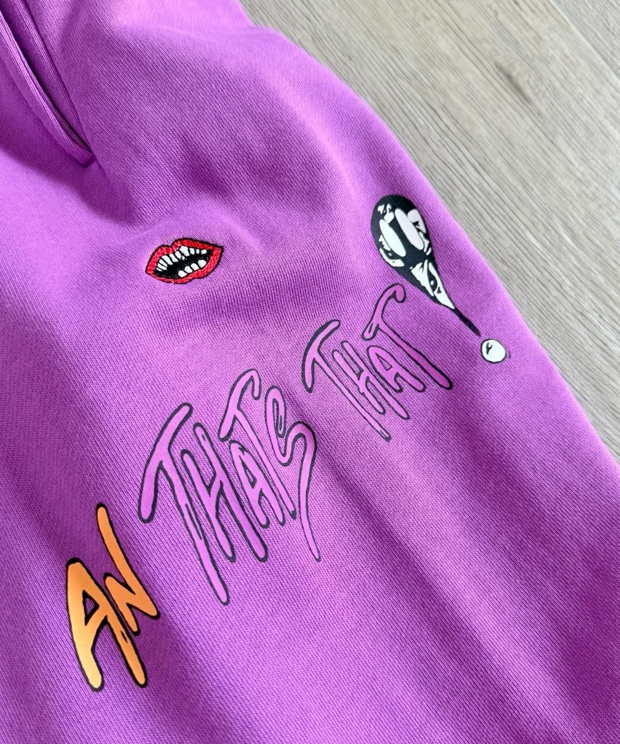 Принты и вышивка в виде губ Matty Boy на штанах Chrome Hearts
