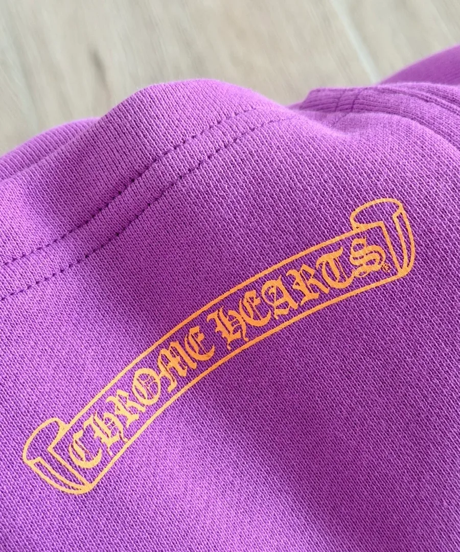 Оранжевый принт с логотипом Chrome Hearts на задней стороне