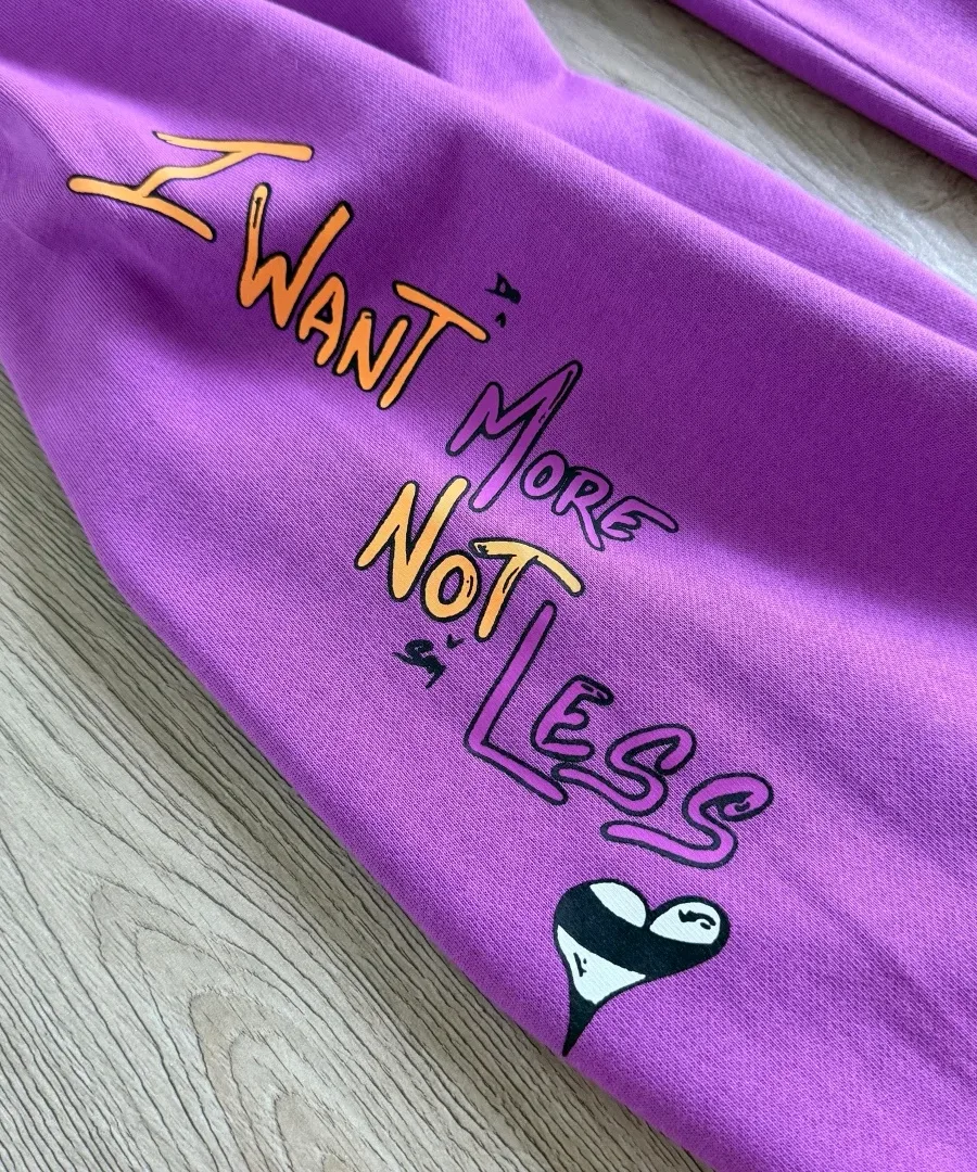 Принт с надписью I Want More Not Less на штанине