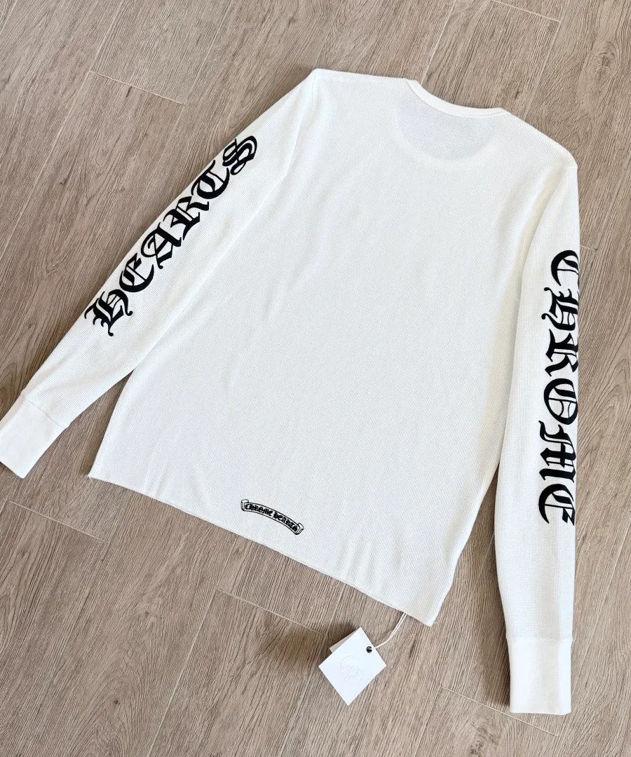 Белый лонгслив Chrome Hearts с вафельной текстурой, вид сзади под углом