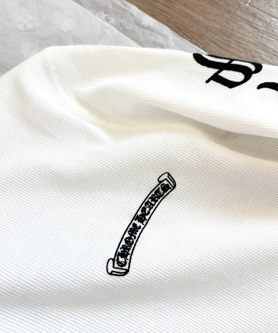 Крупный план вафельной текстуры белого лонгслива Chrome Hearts
