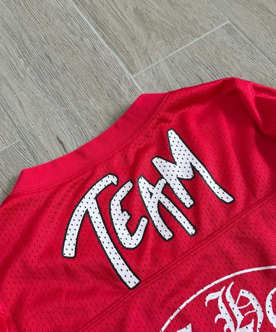 Принт TEAM на спине лонгслива