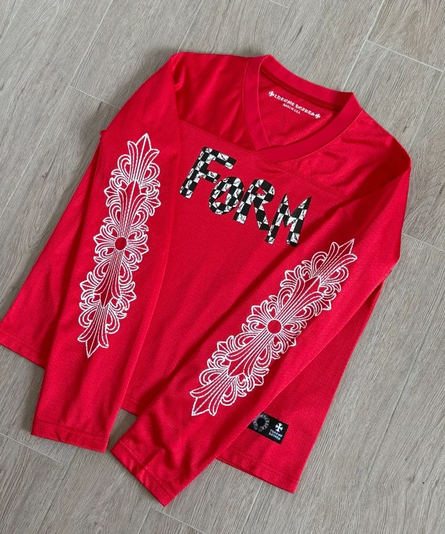 Красный лонгслив Chrome Hearts, вид спереди под углом