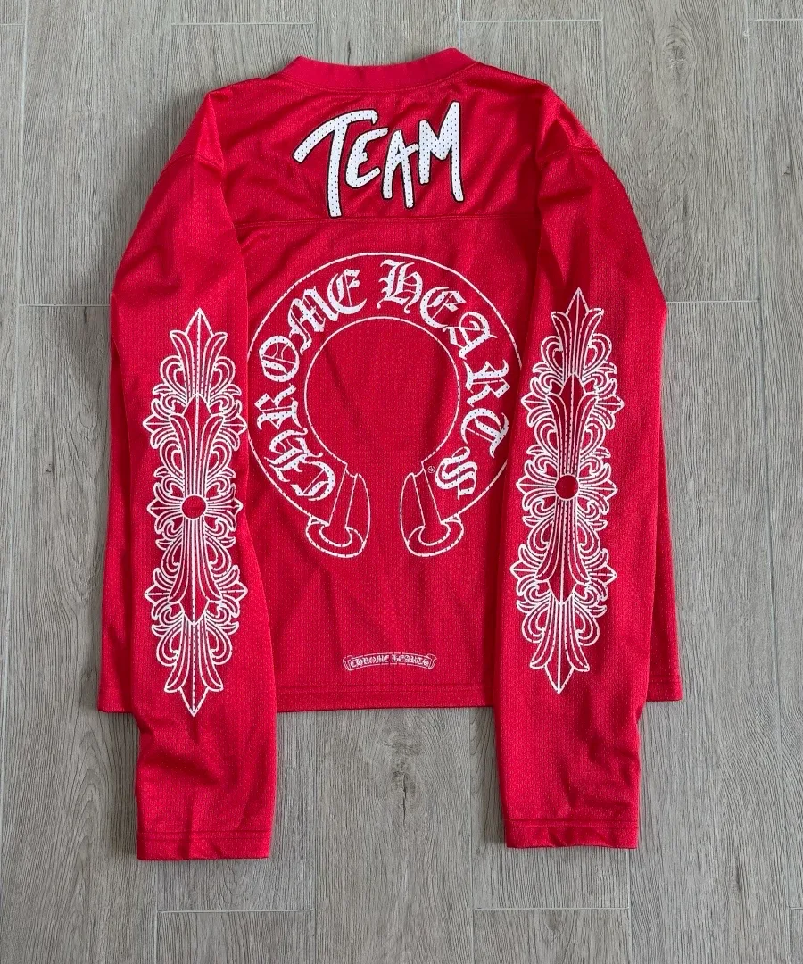 Красный лонгслив Chrome Hearts, вид со спины