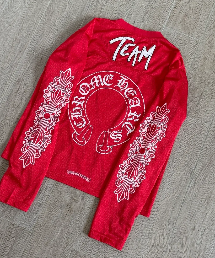 Красный лонгслив Chrome Hearts со спины под углом