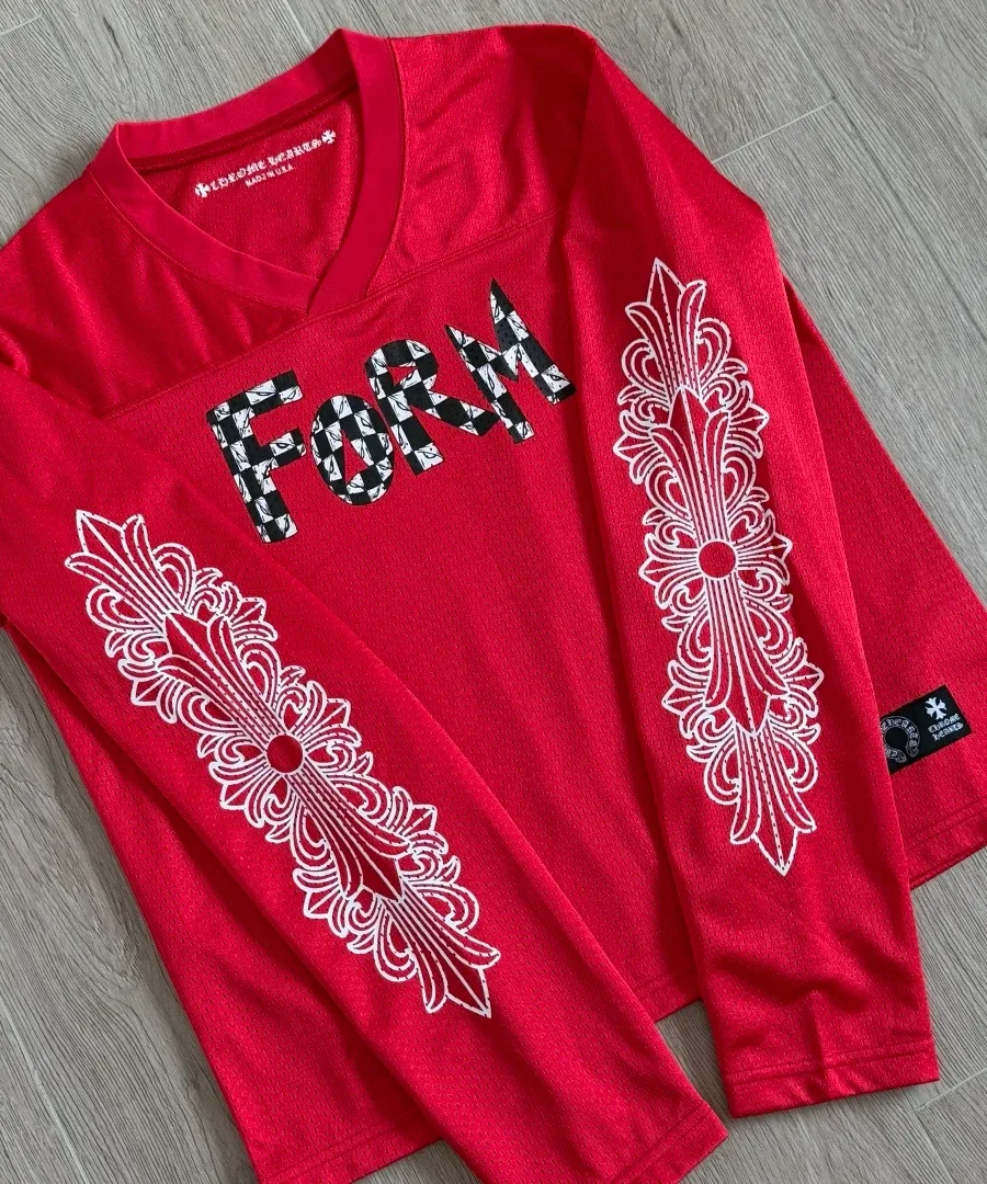 Красный лонгслив Chrome Hearts, разложенный на полу